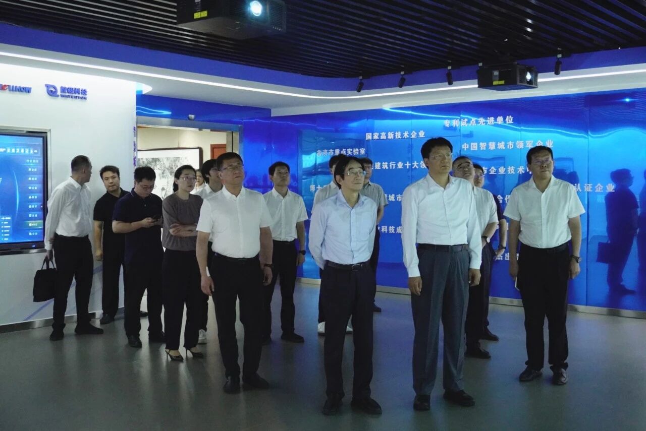 南昌市委副书记、市长高世文调研long8龙8国际—以AI赋能韧性城市建设情况